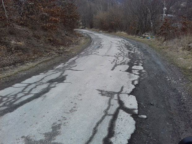 Пут бушан као сир?! Општинари асфалтирали 40 км путева, овај заборавили